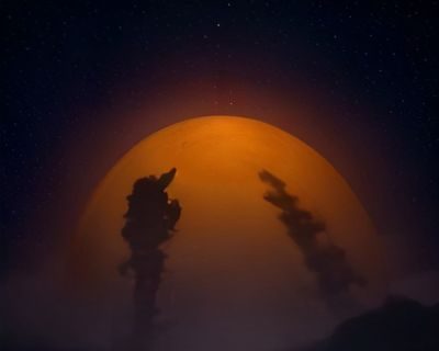 赵暮云，午夜导航技术与数据维护负责人，坐在双屏工作站前查看链接检测报告，屏幕上显示着绿色的有效率统计图表，表情专注